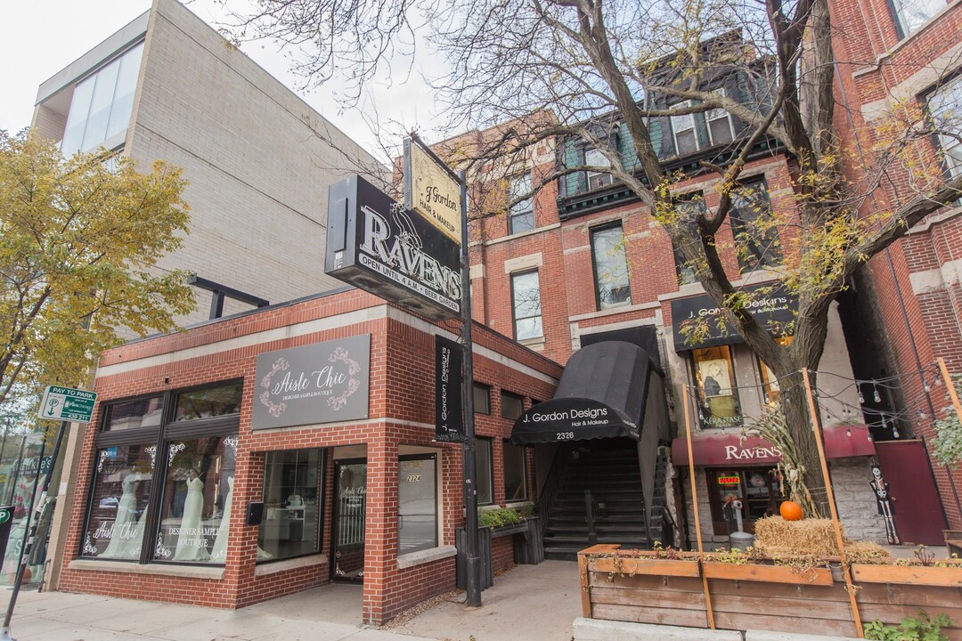 2324 N Clark St in Chicago, IL - Foto de edificio