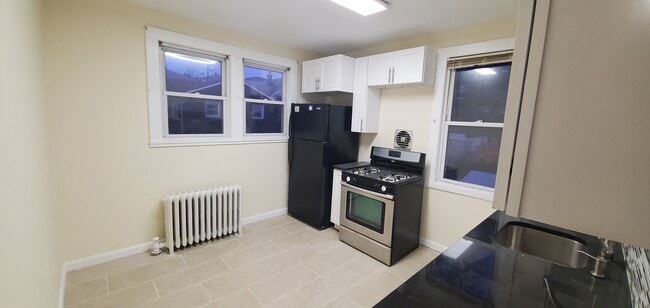 220 Sedore Ave, Unit 2FL in Fairview, NJ - Building Photo - Building Photo