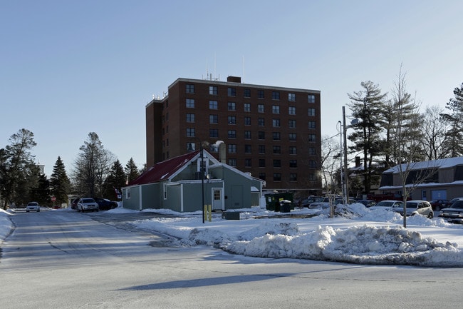 Sunset Tower in Sanford, ME - Foto de edificio - Building Photo