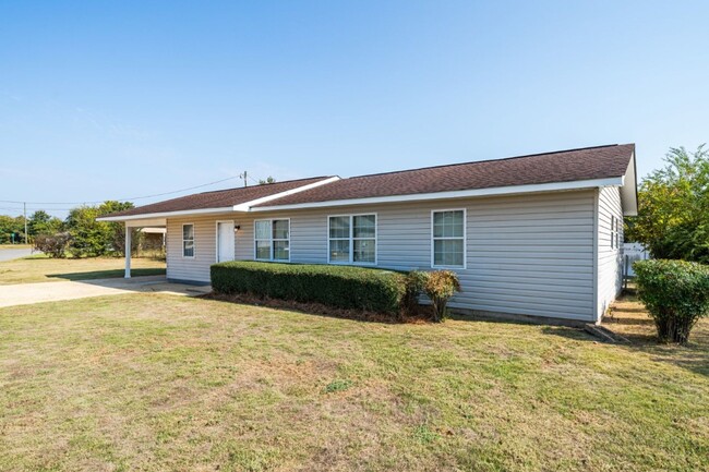 1305 12th E St in Tuscaloosa, AL - Foto de edificio - Building Photo