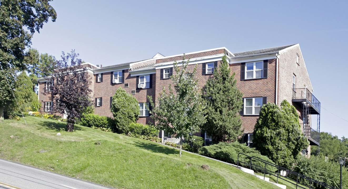 Highland Terrace Cooperative Apartments in Ossining, NY - Foto de edificio