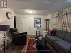 9 Shademaster Ct in Toronto, ON - Building Photo