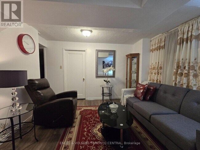 property at 9 Shademaster Ct