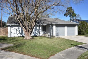 2711 Goldspring Ln in Spring, TX - Building Photo