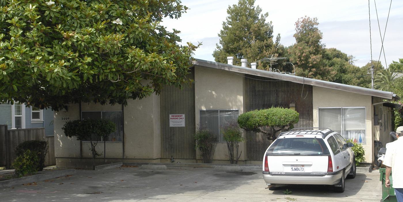 5009 Congress Ave in Oakland, CA - Foto de edificio