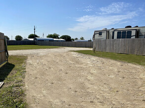4341 FM917, Unit Lot B in Joshua, TX - Foto de edificio - Building Photo