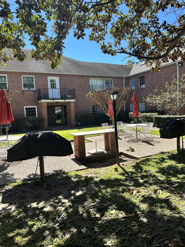 property at 2711 Briarhurst Dr