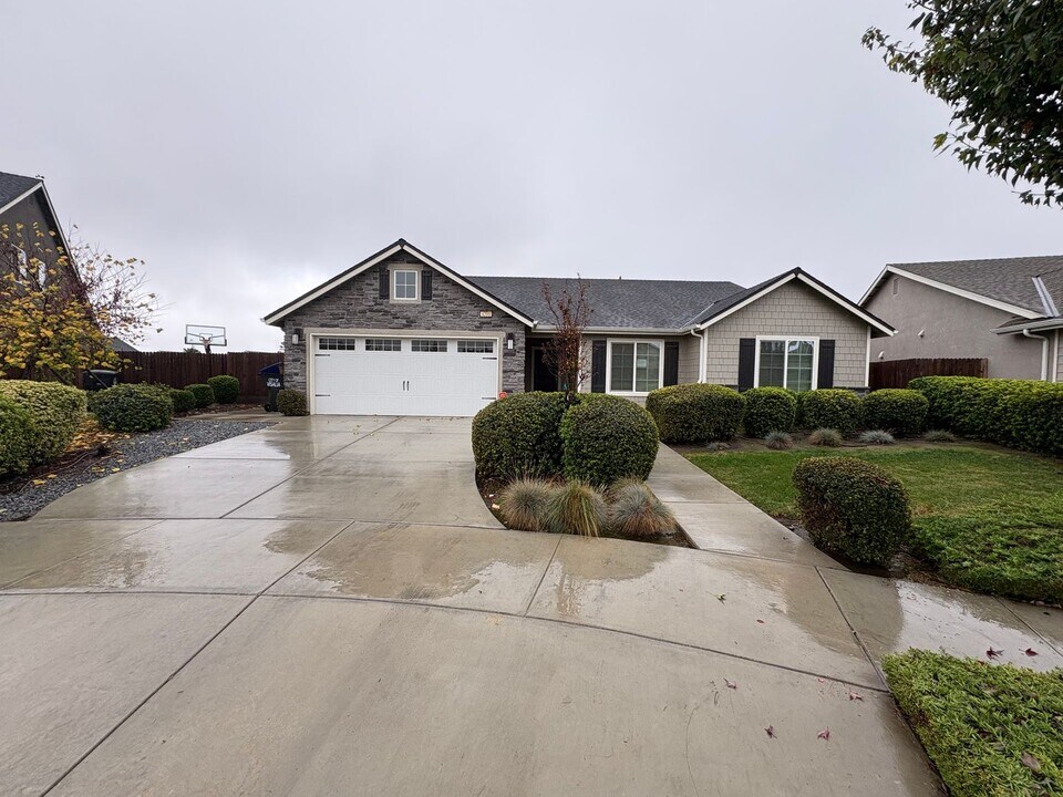 4201 W Wren Ave in Visalia, CA - Building Photo