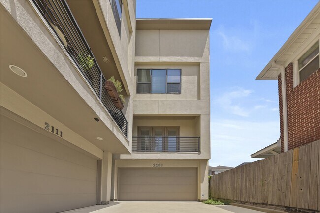 2109 Winbern St in Houston, TX - Foto de edificio - Building Photo