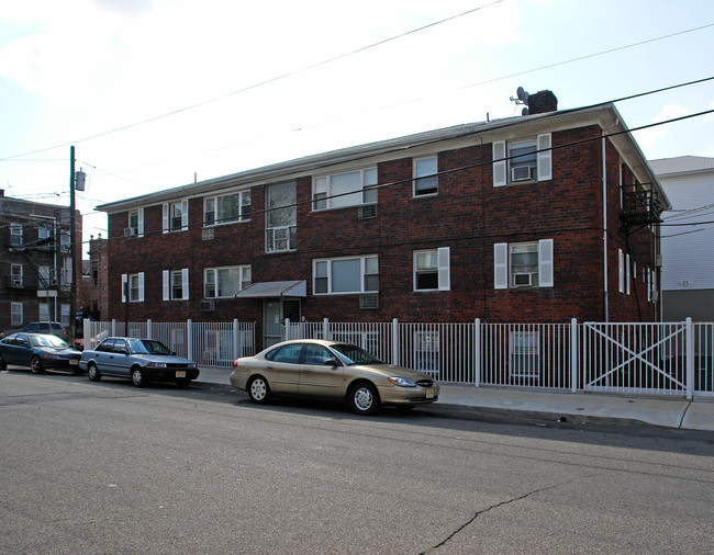 181 1st Ave W in Newark, NJ - Foto de edificio - Building Photo