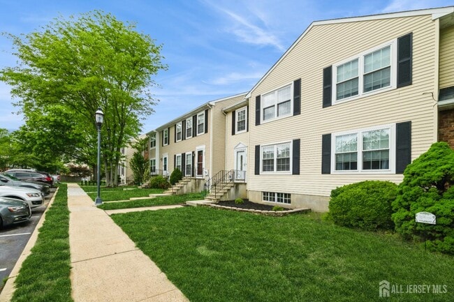24 Delikat Ln in Sayreville, NJ - Building Photo - Building Photo