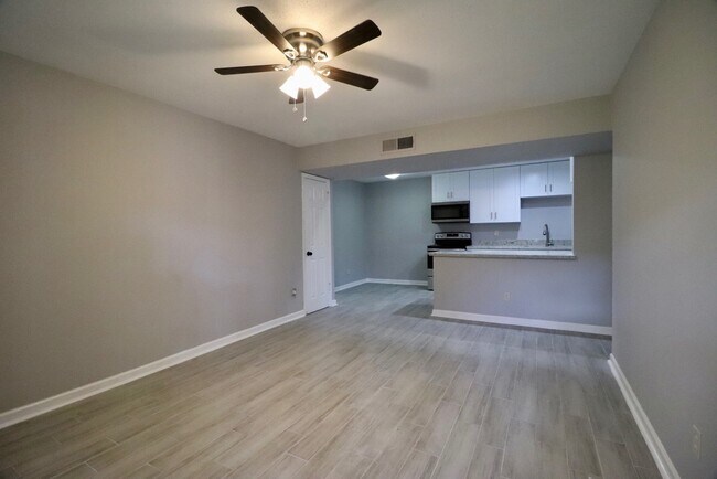 5929 Queensloch Dr in Houston, TX - Building Photo - Building Photo