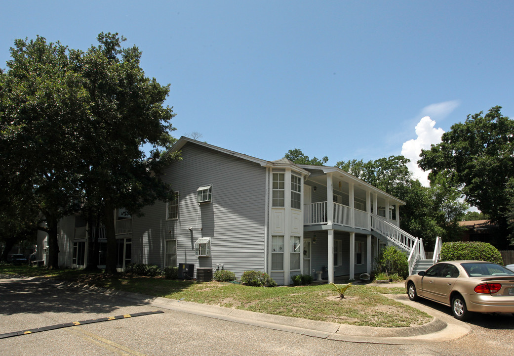 La Chateau in Pensacola, FL - Building Photo