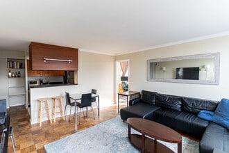 2030 F St NW, Unit 1002 in Washington, DC - Foto de edificio - Building Photo