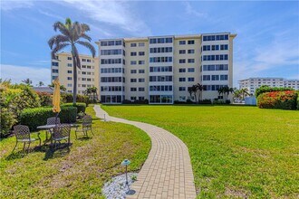 3420 Gulf Shore Blvd N in Naples, FL - Foto de edificio - Building Photo