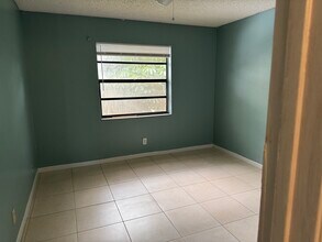 4207 Lakeside Dr in Tamarac, FL - Building Photo - Building Photo