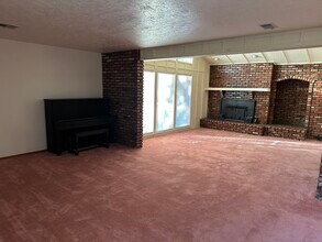 13520 NW Cache Rd in Lawton, OK - Foto de edificio - Building Photo