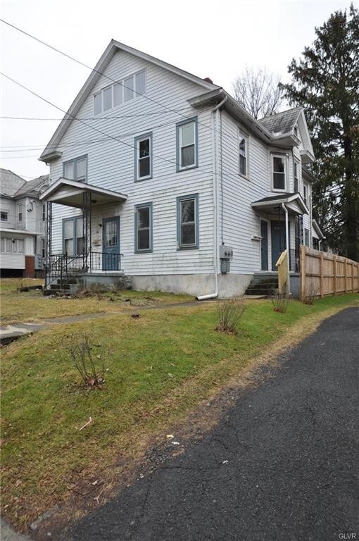 121 Ridgeway St-Unit -B in East Stroudsburg, PA - Foto de edificio - Building Photo