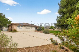 7211 Amanda Way in Hesperia, CA - Foto de edificio - Building Photo