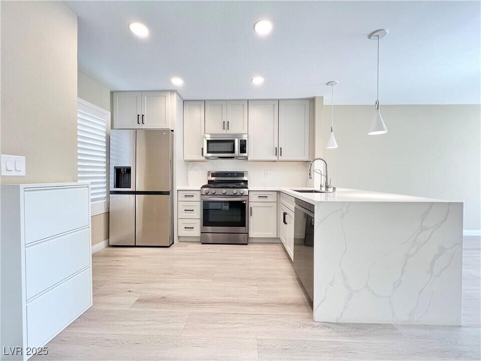 8070 W Russell Rd in Las Vegas, NV - Building Photo