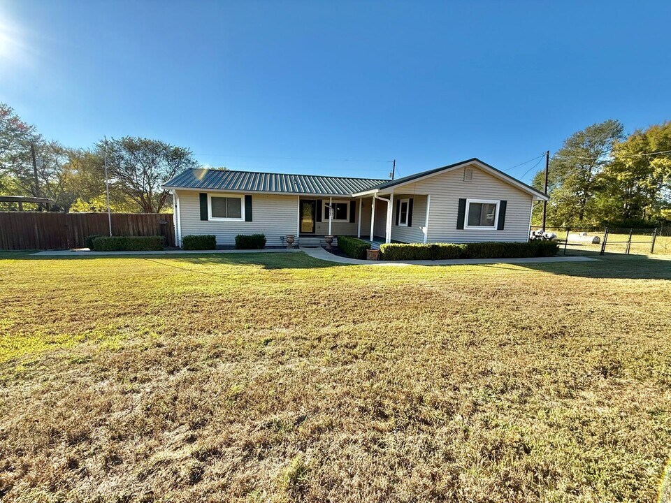 284 CR 202 in Henderson, TX - Building Photo