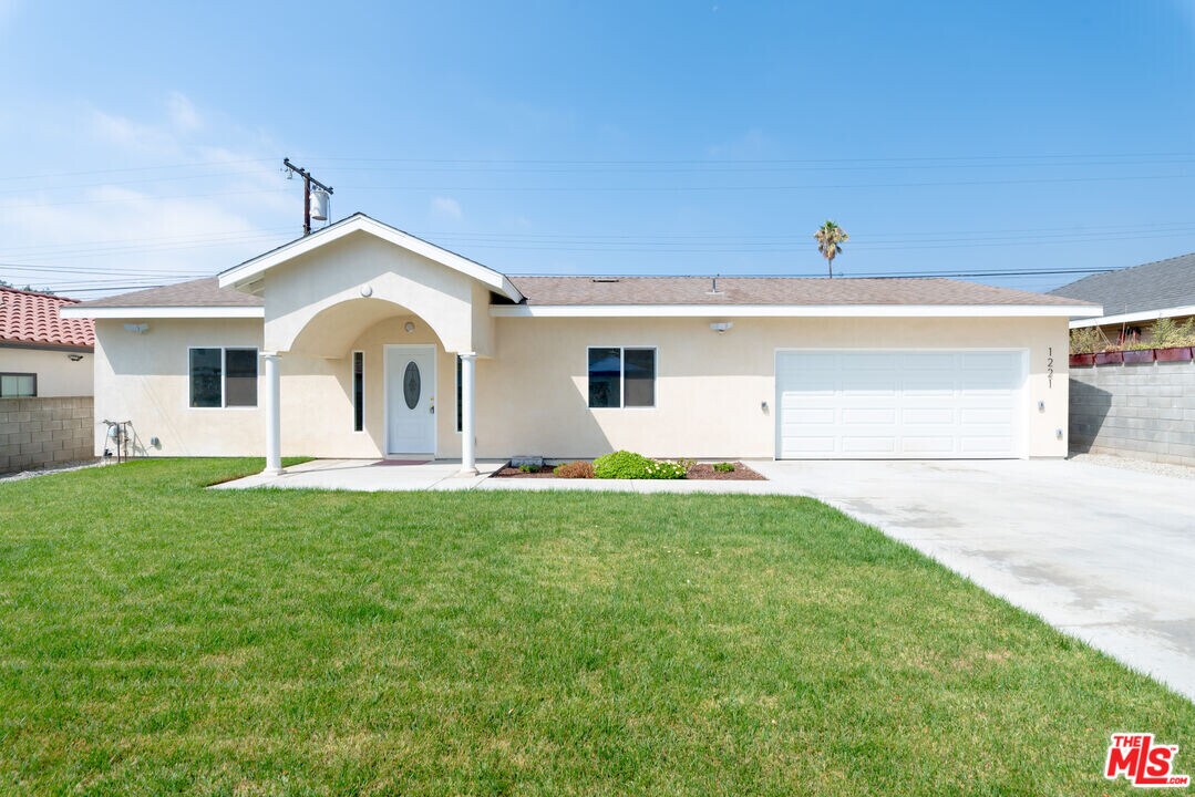 1221 N Azusa Ave in Azusa, CA - Building Photo
