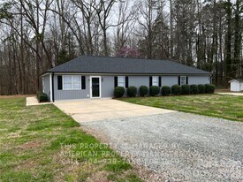 318 Rustic Rd in Mooresville, NC - Building Photo