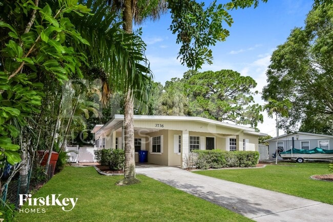 3736 Luzon St in Ft. Myers, FL - Foto de edificio - Building Photo