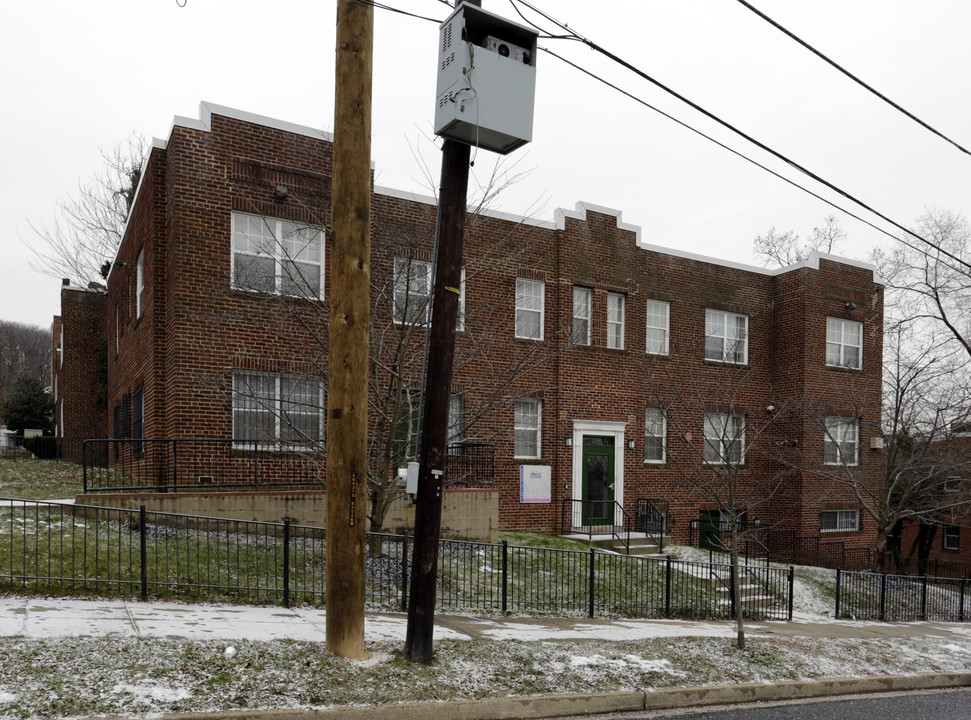 1715 V St SE in Washington, DC - Foto de edificio