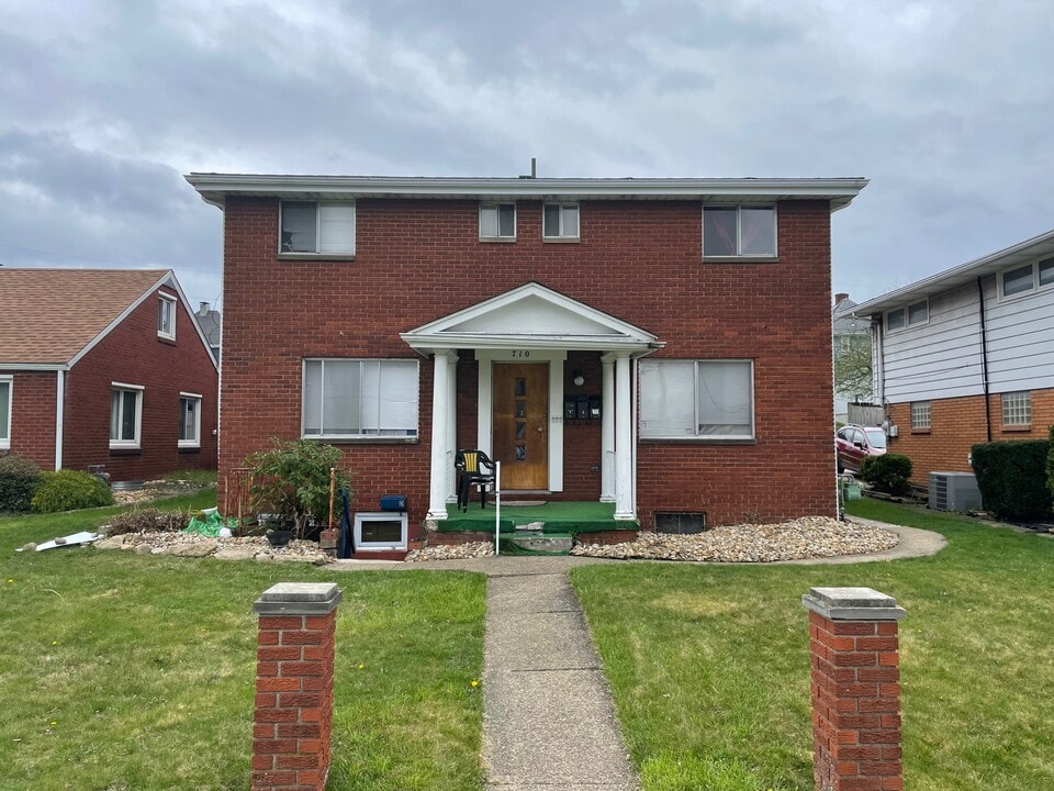 710 Lewis Ave, Unit 3 in Jeannette, PA - Building Photo