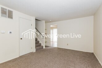 8241 Schoolgate Dr in Dayton, OH - Building Photo - Building Photo