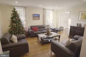 10277 Gainsborough Rd in Potomac, MD - Building Photo - Building Photo