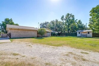 1060 S Burleson Blvd in Burleson, TX - Building Photo - Building Photo