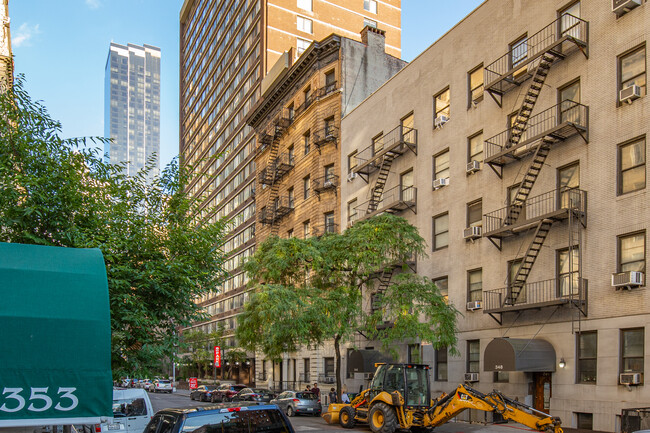 342 W 56th St in New York, NY - Building Photo - Building Photo