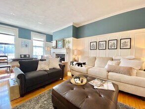 1733 Commonwealth Ave, Unit 1 in Boston, MA - Foto de edificio - Building Photo