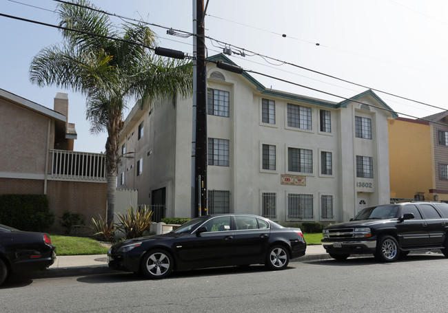 13602 Cordary Ave in Hawthorne, CA - Foto de edificio - Building Photo