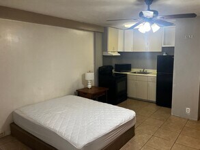 2406 Kuhio Ave., Unit Apt 105 in Honolulu, HI - Building Photo - Building Photo