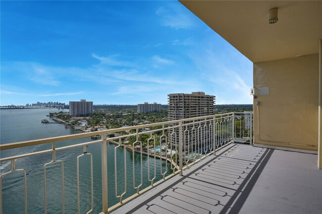 11111 Biscayne Blvd in North Miami Beach, FL - Building Photo - Building Photo