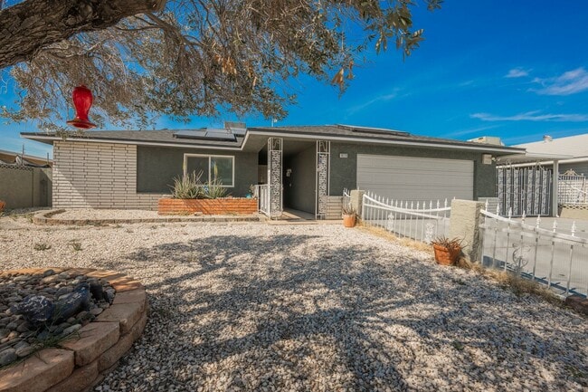 1020 Alan Shepard St in Las Vegas, NV - Building Photo - Building Photo