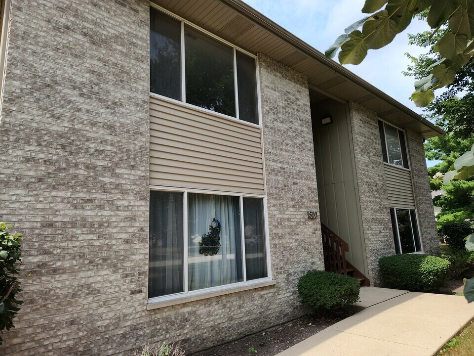 500 Westwood Ct in Crystal Lake, IL - Building Photo
