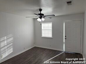 214 Merida St in San Antonio, TX - Building Photo - Building Photo