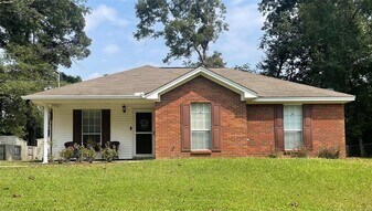 121 Hickory Trail in Millbrook, AL - Building Photo