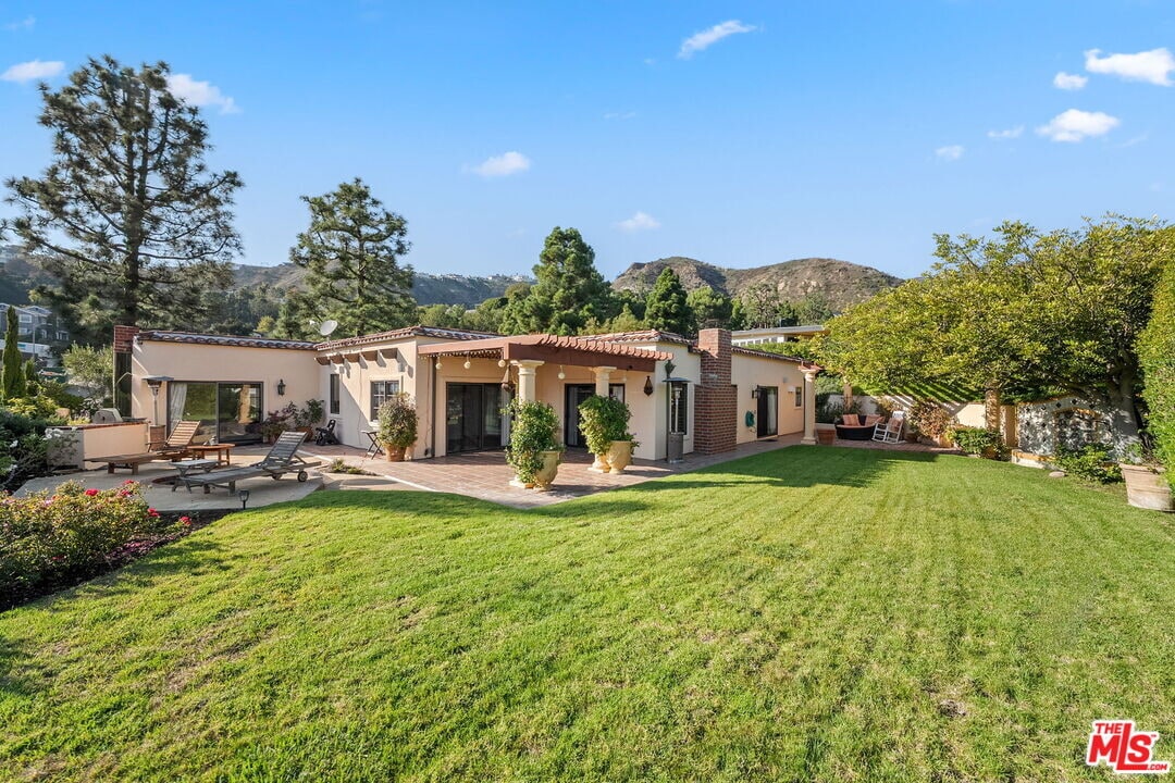 1344 Bienveneda Ave in Los Angeles, CA - Building Photo