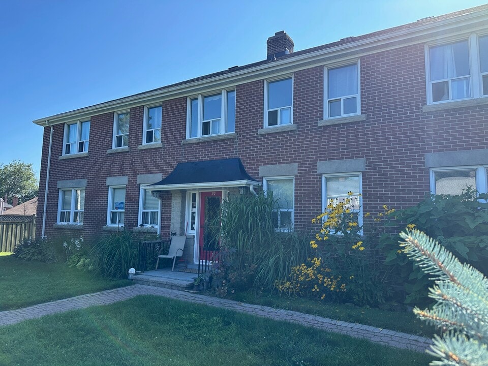 20 Lasalle Ct in Oshawa, ON - Building Photo