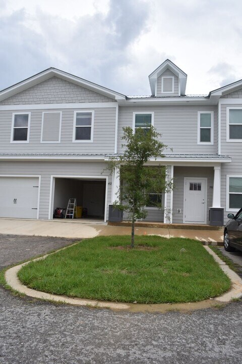 402 Date Palm Ln in Freeport, FL - Building Photo