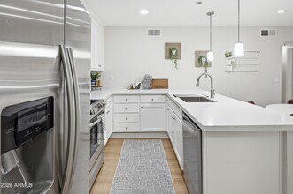 4704 E Paradise Village Pkwy N in Phoenix, AZ - Foto de edificio - Building Photo