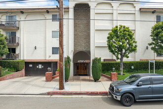 12801 Moorpark St in Studio City, CA - Building Photo - Building Photo