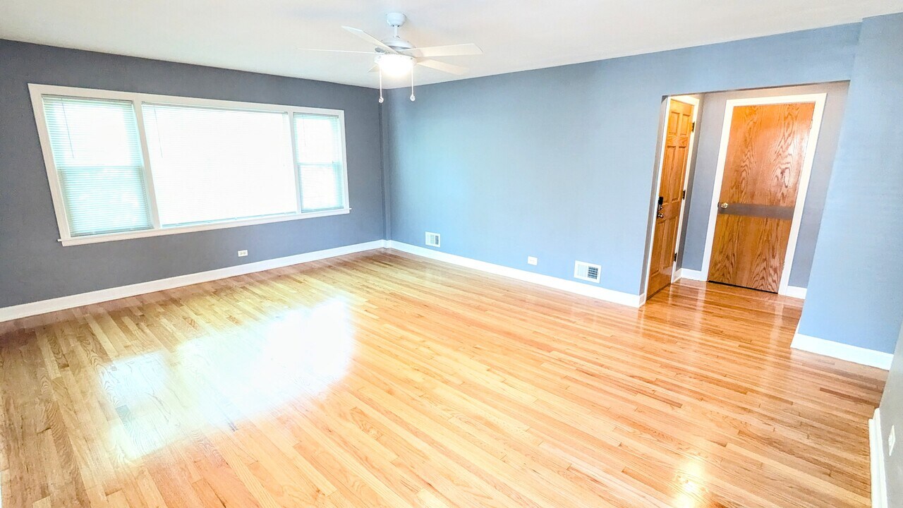2115 W Granville Ave, Unit 2 in Chicago, IL - Building Photo