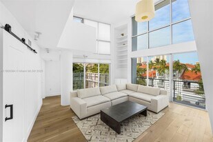 221 Jefferson Ave in Miami Beach, FL - Building Photo
