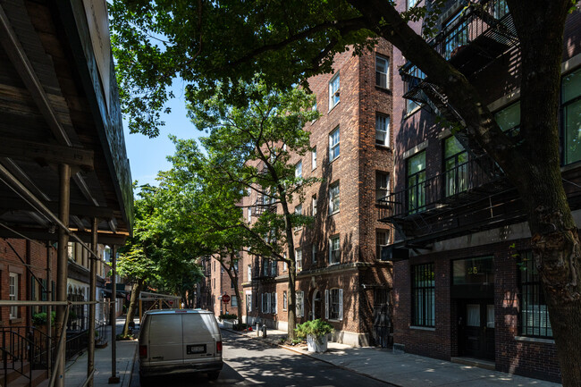 27 Commerce St in New York, NY - Foto de edificio - Building Photo